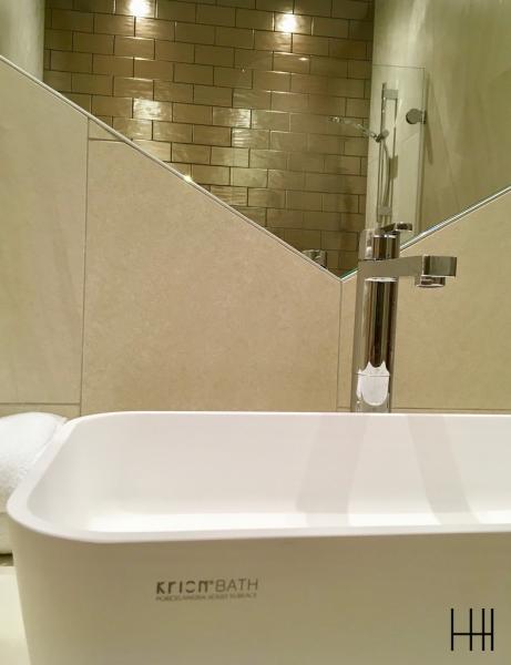 Salle de bain beige bronze krion hannah elizabeth interior design